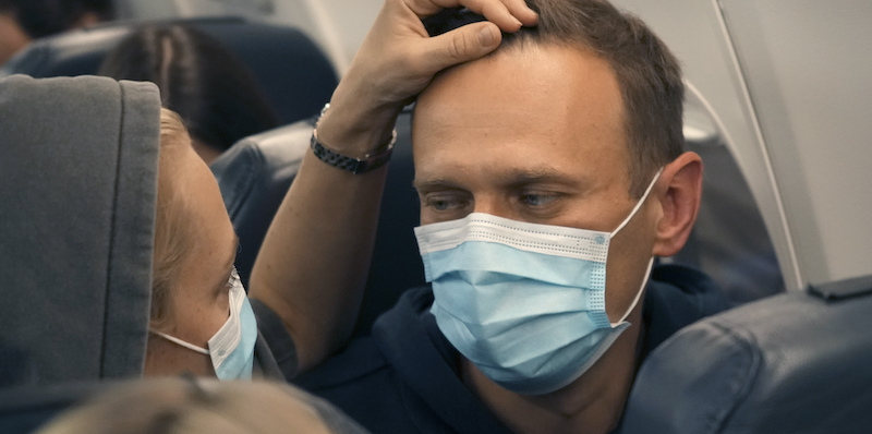 Alexei Navalny, con sua moglie Yulia, nel volo che lo avrebbe portato a Mosca, da Berlino, il 17 gennaio (AP Photo/Mstyslav Chernov)