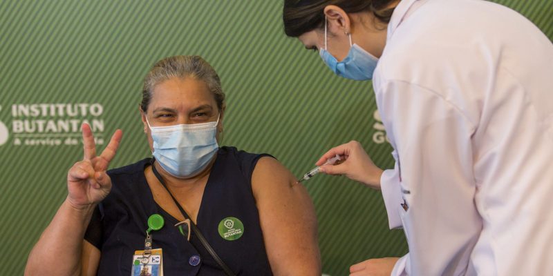 Una donna brasiliana riceve la prima somministrazione del vaccino prodotto dall'azienda cinese Sinovac all'ospedale das Clinicas di San Paolo, in Brasile, domenica 17 gennaio 2021. (AP Photo/ Carla Carniel)