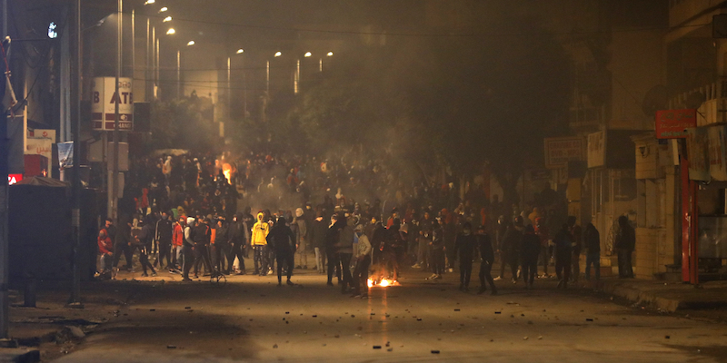 I manifestanti affrontano le forze dell'ordine a Ibn Khaldoun, città vicino a Tunisi, la capitale della Tunisia (AP Photo/Hassene Dridi, LaPresse)