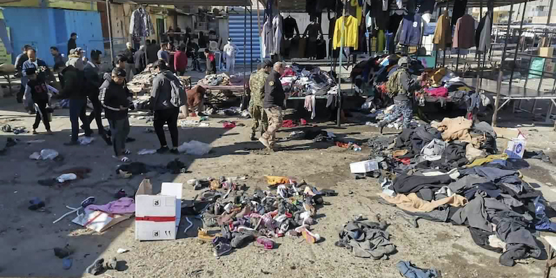 Il mercato di vestiti usati dove sono avvenute le esplosioni a Baghdad, in Iraq (AP Photo/Hadi Mizban, LaPresse)