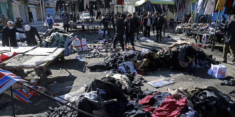 Il mercato di vestiti usati dove è avvenuto il doppio attentato suicida a Baghdad, in Iraq (AP Photo/Hadi Mizban)