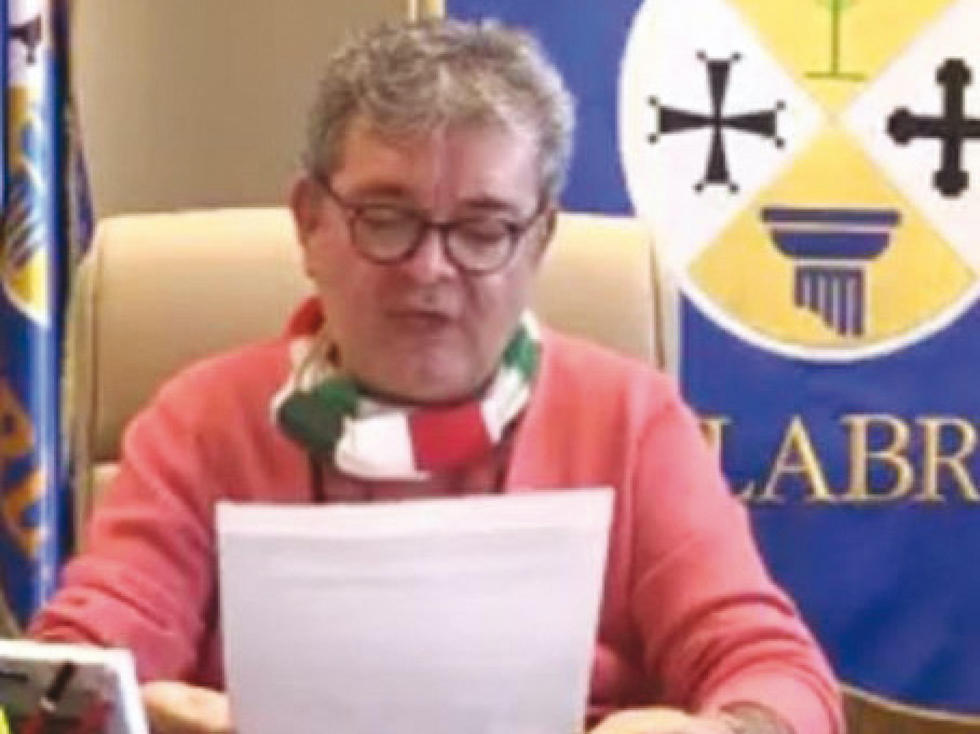 Il presidente facente funzioni della regione Calabria Antonino Spirlì in un video del 19 dicembre (Ansa)