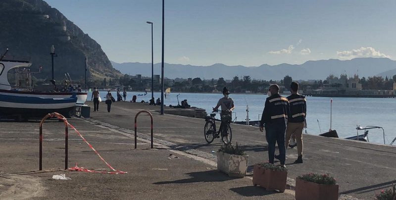 La polizia locale effettua controlli sul lungomare di Mondello, a Palermo, lo scorso 14 novembre 2020. (ANSA)