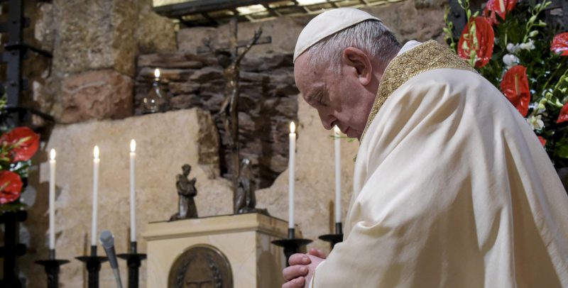 Papa Francesco in visita alla Basilica di San Francesco di Assisi, lo scorso 3 ottobre. (EPA/ VATICAN MEDIA via ANSA)