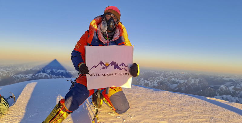 L'alpinista nepalese Sona Sherpa in cima al K2. (EPA/SEVEN SUMMIT TREK)