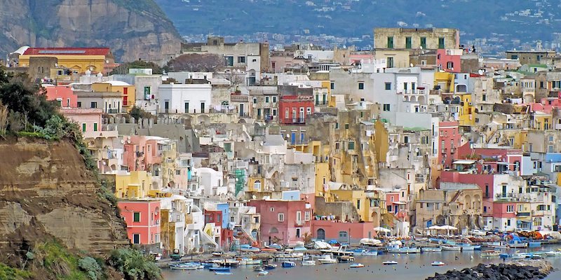 Il porto di pescatori Marina di Corricella, a Procida (Rolf Wilms/Ansa)