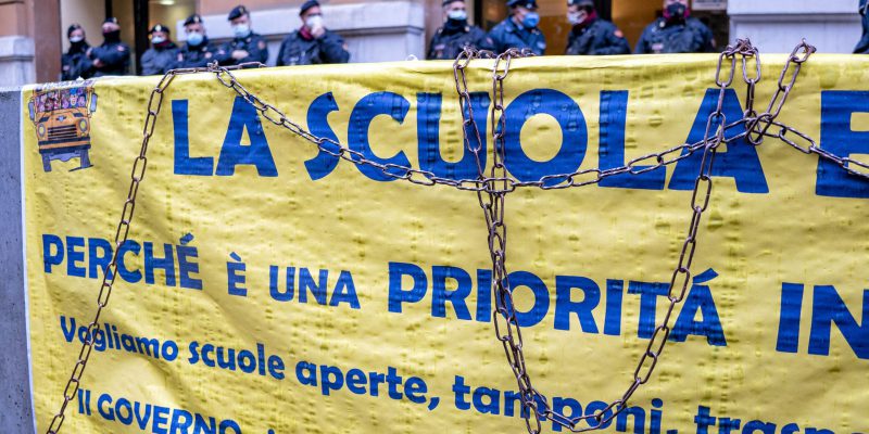 Uno striscione in favore della riapertura delle scuole durante una manifestazione di genitori davanti a Palazzo Santa Lucia di Napoli, la sede della Regione Campania, lo scorso 7 gennaio. (Alessandro Barone/ Pacific Press via ZUMA Wire / ANSA)