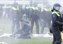 In diverse città dei Paesi Bassi ci sono state manifestazioni contro le nuove restrizioni e scontri con la polizia