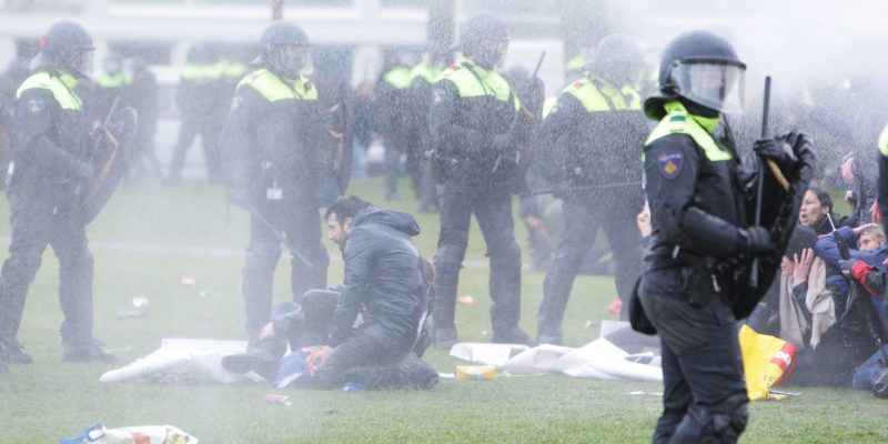 La polizia disperde i manifestanti al Museumplein di Amsterdam, nei Paesi Bassi, domenica 24 gennaio 2021. (Paulo Amorim/ VW Pics via ZUMA Wire / ANSA)