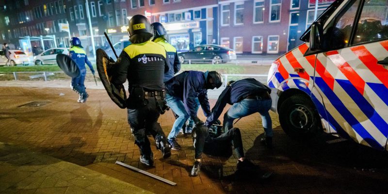 Un uomo viene arrestato a Rotterdam, il 25 gennaio. (EPA/ Marco De Swart/ ANSA)