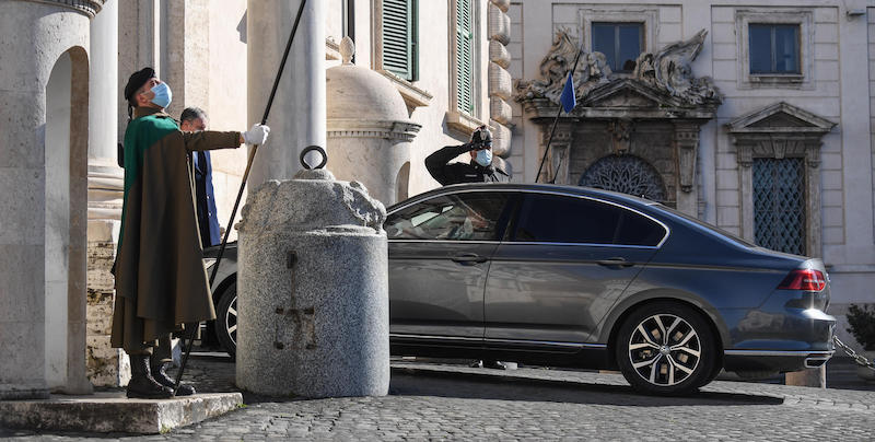 L'auto di Giuseppe Conte entra al Quirinale. (ANSA/ALESSANDRO DI MEO)