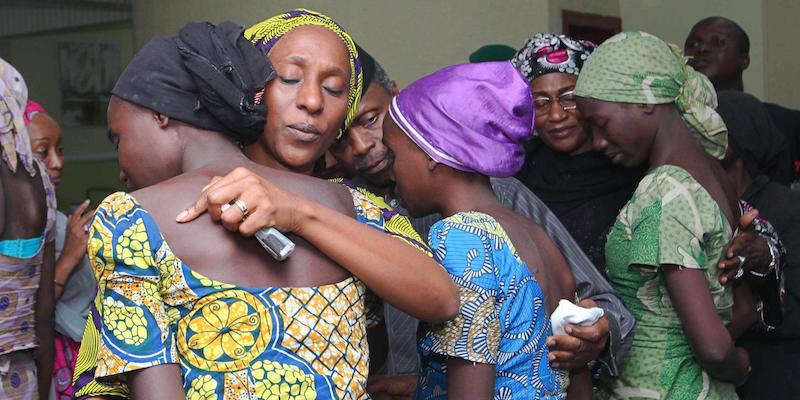 Nella foto Dolapo Osinbajo, moglie del vicepresidente nigeriano, abbraccia una delle 21 ragazze liberate il 13 ottobre 2016
(EPA/STR EPA/STR)