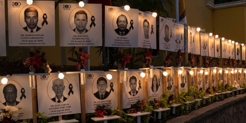 Foto e fiori in ricordo delle persone morte per cause legate al coronavirus a Lima, in Perù, il 19 gennaio 2021. (AP Photo/ Rodrigo Abd via LaPresse)