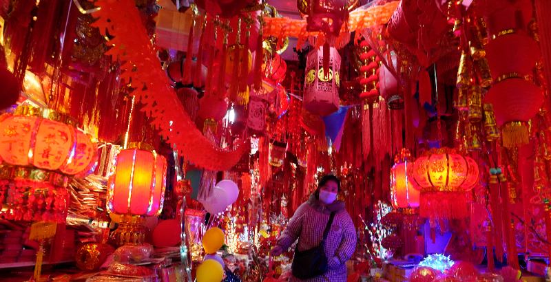 Decorazioni per il capodanno cinese in un mercato di Wuhan, in Cina, il 22 gennaio 2021. (AP Photo/ Ng Han Guan)