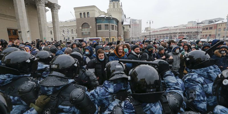 La manifestazione di domenica a Mosca (AP Photo/Alexander Zemlianichenko)