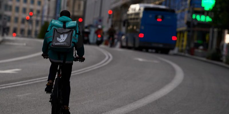 Un rider di Deliveroo a Madrid, in Spagna, lo scorso 30 aprile. (Carlos Alvarez/ Getty Images)