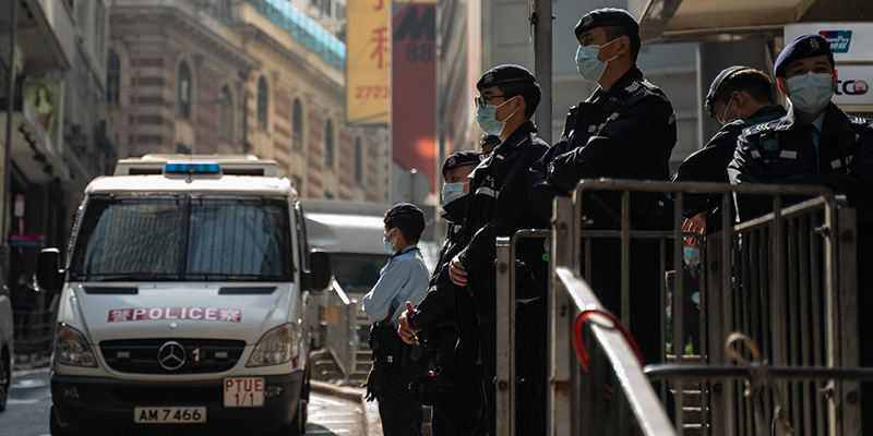 La polizia fuori dall'ufficio del legale arrestato insieme ad altre decine di persone vicine ai movimenti pro-democrazia, Hong Kong, 6 gennaio 2021 (Anthony Kwan/Getty Images)