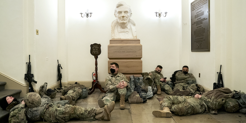 Alcuni membri della Guardia Nazionale riposano nel Campidoglio a Washington, sede del Congresso degli Stati Uniti, il 13 gennaio (Stefani Reynolds/Getty Images)