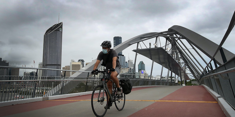 Un uomo in bici a Brisbane, in Australia (Photo by Jono Searle/Getty Images)