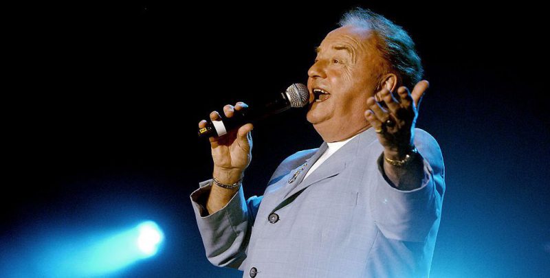 Gerry Marsden durante uno show a Liverpool, in Inghilterra, nel 2008. (Jim Dyson/ Getty Images)