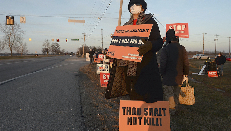 Manifestanti contro la pena di morte davanti al carcere dove è stata uccisa Montgomery (AP Photo/Tribune-Star, Joseph C. Garza)