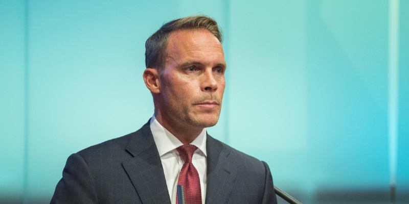 Il direttore esecutivo del fondo sovrano norvegese, Trond Grande, durante una conferenza stampa a Oslo, il 21 agosto 2018 (EPA/ Vidar Ruud via ANSA)