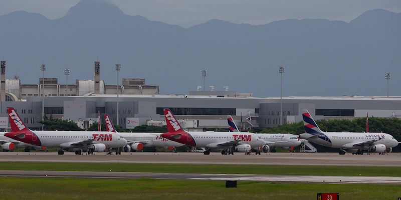 Aerei di LATAM sulla pista dell'Aeroporto internazionale Tom Jobim di Rio de Janeiro, il 10 aprile 2020 (Buda Mendes/Getty Images)