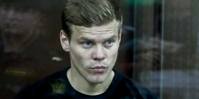 Alexander Kokorin in tribunale a Mosca nel 2018 durante il processo a suo carico (AP Photo/Pavel Golovkin)