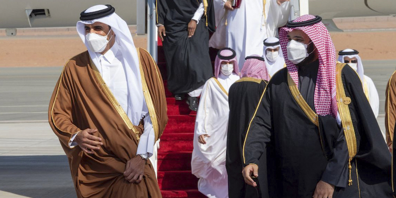 L'emiro del Qatar e il principe ereditario saudita martedì 5 gennaio (Saudi Royal Court via AP)