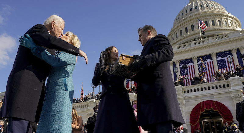 Joe Biden e la moglie Jill vicino ai figli Hunter e Ashley 
(AP Photo/Andrew Harnik, Pool)