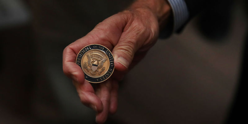 Joe Biden, allora candidato dei Democratici alla presidenza, porge un challenge coin a un ragazzo durante un evento di campagna elettorale a Davenport, Iowa, 3 febbraio 2020
(Scott Olson/Getty Images)