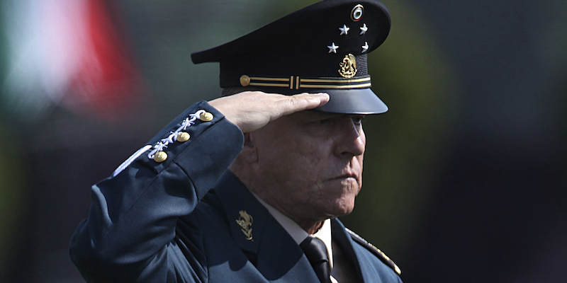 Il generale messicano Salvador Cienfuegos Zepeda, ex ministro della Difesa, nel 2016 (AP Photo/Marco Ugarte)