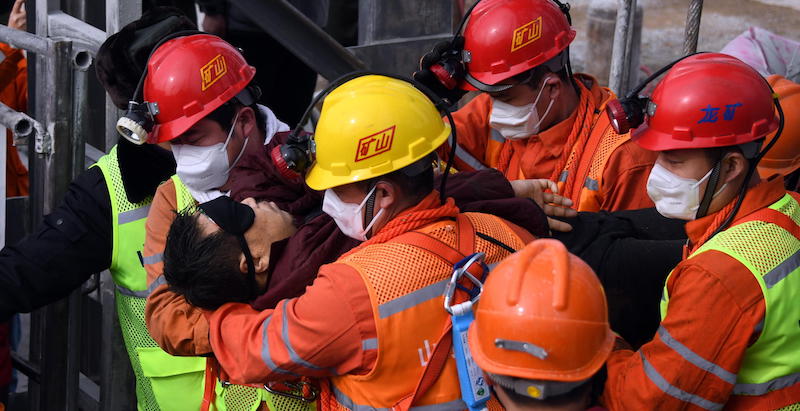 Il primo minatore soccorso in un'immagine diffusa dall'agenzia nazionale cinese Xinhua News, 24 gennaio 2021
(EPA/CHEN HAO/XINHUA /ANSA)