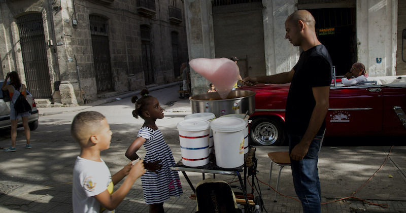 Un venditore di zucchero filato a l'Avana (AP Photo/Ismael Francisco)