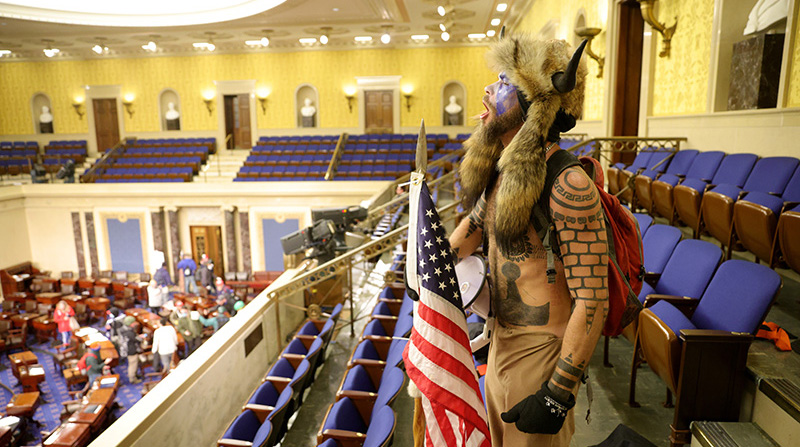 Uno dei sostenitori di Trump all'interno dell'aula del Senato (Win McNamee/Getty Images)