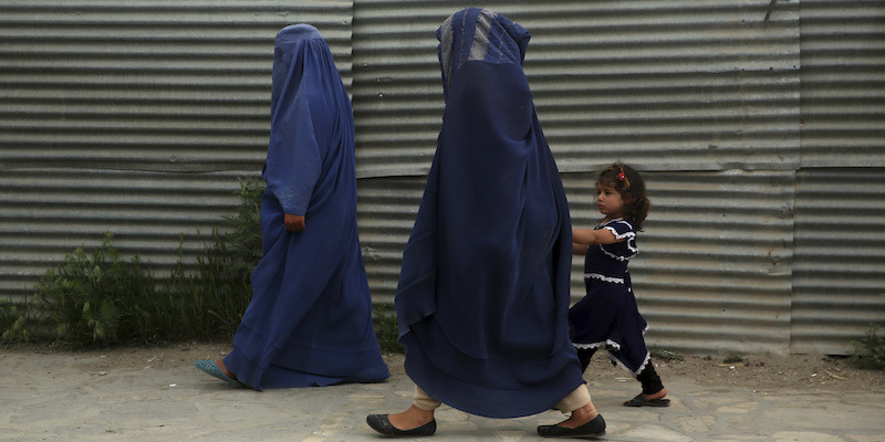 Donne a Kabul, in Afghanistan, il 28 aprile 2020 (AP Photo/Rahmat Gul, La Presse)
