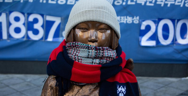 La statua che ricorda le "schiave del sesso" vicino all'ambasciata giapponese a Seul, il Corea del Sud (EPA/JEON HEON-KYUN)