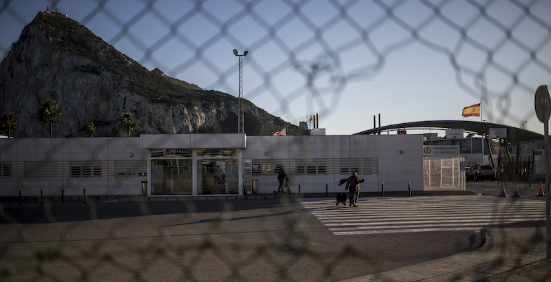 Il confine tra Gibilterra e la Spagna (AP Photo/Javier Fergo)