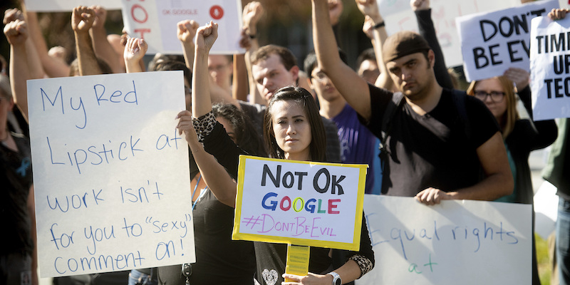 Una manifestazione di dipendenti di Google nel 2018 (AP Photo/Noah Berger)
