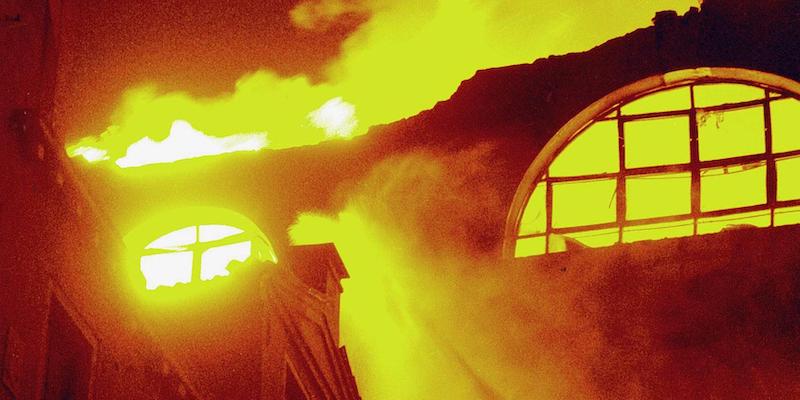 Il Teatro La Fenice di Venezia in fiamme la sera del 29 gennaio 1996 (ANSA)