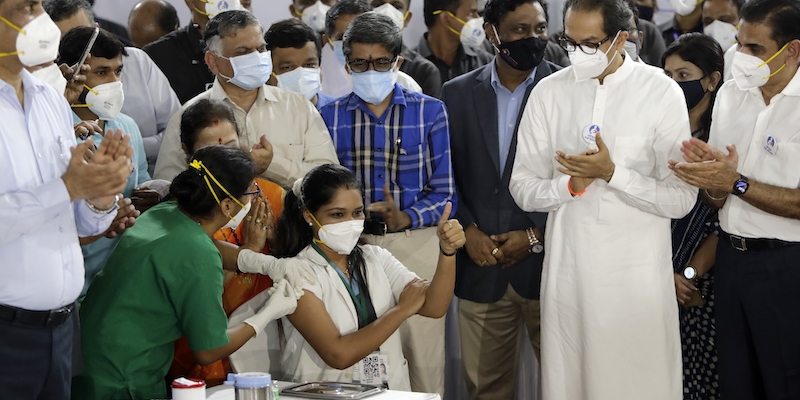 La vaccinazione di un'operatrice sanitaria a Mumbai, in India, il 16 gennaio 2021 (AP Photo/Rajanish Kakade, La Presse)