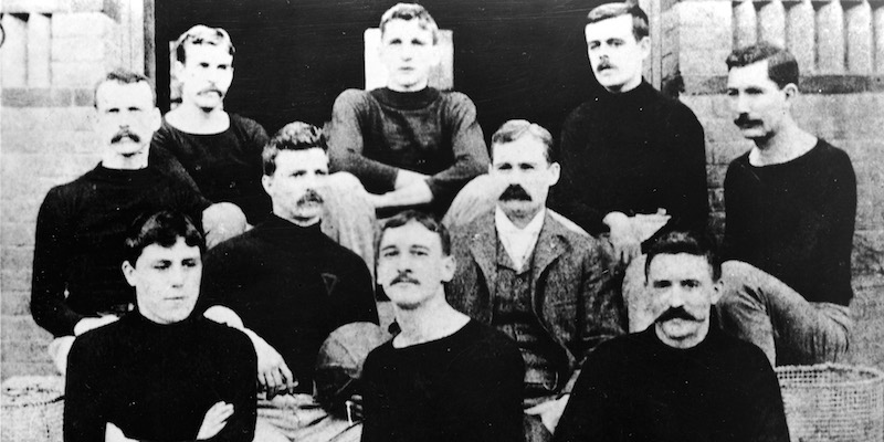 James Naismith, l'inventore del basket, insieme alla prima squadra che lo giocò, a Springfield, in Massachusetts, nel 1891. È quello che indossa la giacca (Hulton Archive/Getty Images)