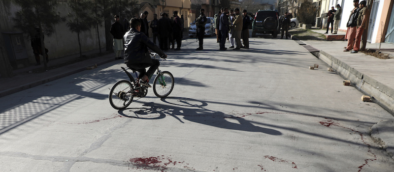La strada di Kabul dove due giudici della corte suprema sono state assassinate, il 7 gennaio 2021 (AP Photo/Rahmat Gul, La Presse)