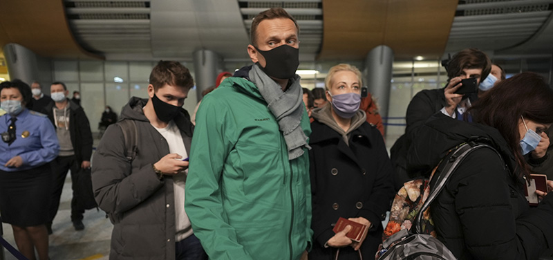 Alexei Navalny e sua moglie Yulia in attesa al controllo passaporti dell'aeroporto Vnukovo di Mosca (AP Photo/Mstyslav Chernov)