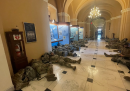 I soldati della Guardia Nazionale che dormono nel Congresso americano