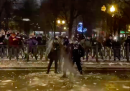 Il video dei manifestanti russi contro Putin che prendono a palle di neve la polizia