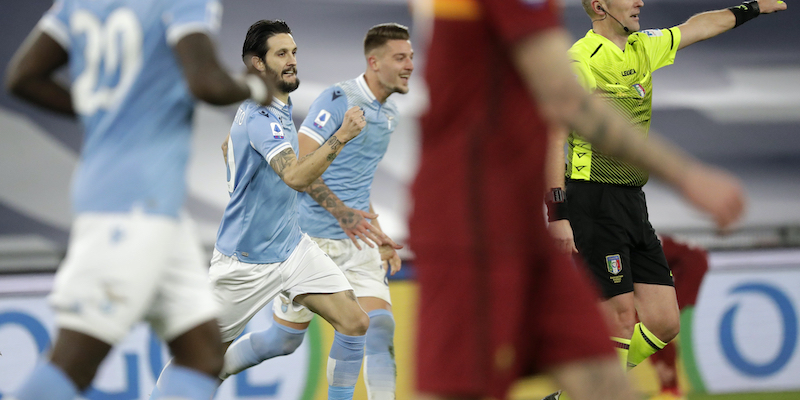 Luis Alberto esulta dopo il gol del 2-0 nel derby di Roma (AP Photo/Andrew Medichini)