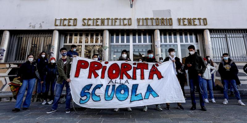 Manifestazione di studenti contro la didattica a distanza davanti al liceo Vittorio Veneto di Milano, il 16 gennaio 2021 (ANSA/Mourad Balti Touati)
