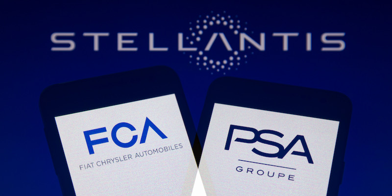 Il nuovo logo di Stellantis, assieme a quelli di FCA e PSA (Andre M. Chang/ZUMA Wire)