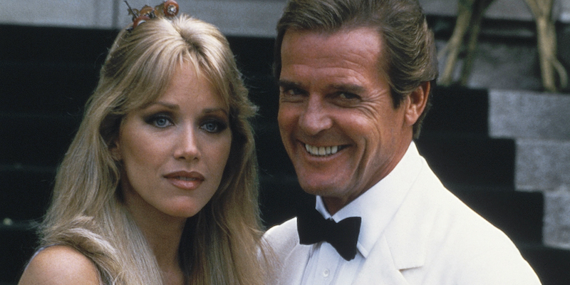 Tanya Roberts con Roger Moore (AP Photo/Alexis Duclos, File)